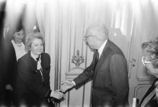 Il Presidente della Repubblica Francesco Cossiga incontra la signora Paola Valori, presidente nazionale dell'Associazione imprenditrici e donne dirigenti d'azienda, con le componenti del consiglio nazionale