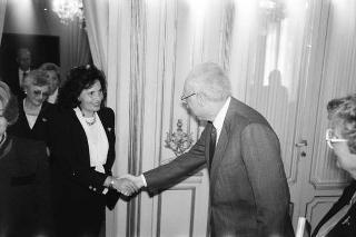 Il Presidente della Repubblica Francesco Cossiga incontra la signora Paola Valori, presidente nazionale dell'Associazione imprenditrici e donne dirigenti d'azienda, con le componenti del consiglio nazionale