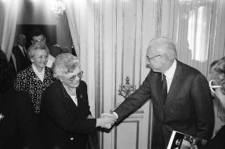 Il Presidente della Repubblica Francesco Cossiga incontra la signora Paola Valori, presidente nazionale dell'Associazione imprenditrici e donne dirigenti d'azienda, con le componenti del consiglio nazionale