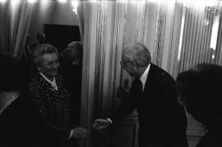 Il Presidente della Repubblica Francesco Cossiga incontra la signora Paola Valori, presidente nazionale dell'Associazione imprenditrici e donne dirigenti d'azienda, con le componenti del consiglio nazionale