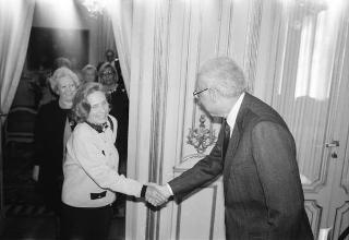 Il Presidente della Repubblica Francesco Cossiga incontra la signora Paola Valori, presidente nazionale dell'Associazione imprenditrici e donne dirigenti d'azienda, con le componenti del consiglio nazionale