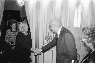 Il Presidente della Repubblica Francesco Cossiga incontra la signora Paola Valori, presidente nazionale dell'Associazione imprenditrici e donne dirigenti d'azienda, con le componenti del consiglio nazionale