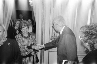 Il Presidente della Repubblica Francesco Cossiga incontra la signora Paola Valori, presidente nazionale dell'Associazione imprenditrici e donne dirigenti d'azienda, con le componenti del consiglio nazionale