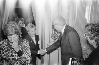 Il Presidente della Repubblica Francesco Cossiga incontra la signora Paola Valori, presidente nazionale dell'Associazione imprenditrici e donne dirigenti d'azienda, con le componenti del consiglio nazionale
