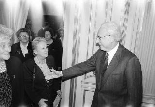 Il Presidente della Repubblica Francesco Cossiga incontra la signora Paola Valori, presidente nazionale dell'Associazione imprenditrici e donne dirigenti d'azienda, con le componenti del consiglio nazionale