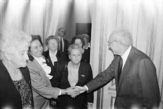 Il Presidente della Repubblica Francesco Cossiga incontra la signora Paola Valori, presidente nazionale dell'Associazione imprenditrici e donne dirigenti d'azienda, con le componenti del consiglio nazionale