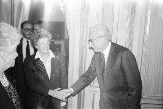 Il Presidente della Repubblica Francesco Cossiga incontra la signora Paola Valori, presidente nazionale dell'Associazione imprenditrici e donne dirigenti d'azienda, con le componenti del consiglio nazionale