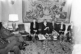 Il Presidente della Repubblica Francesco Cossiga incontra la signora Paola Valori, presidente nazionale dell'Associazione imprenditrici e donne dirigenti d'azienda, con le componenti del consiglio nazionale