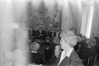 Il Presidente della Repubblica Francesco Cossiga incontra la signora Paola Valori, presidente nazionale dell'Associazione imprenditrici e donne dirigenti d'azienda, con le componenti del consiglio nazionale