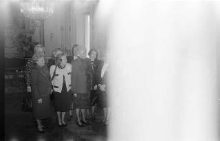 Il Presidente della Repubblica Francesco Cossiga incontra la signora Paola Valori, presidente nazionale dell'Associazione imprenditrici e donne dirigenti d'azienda, con le componenti del consiglio nazionale