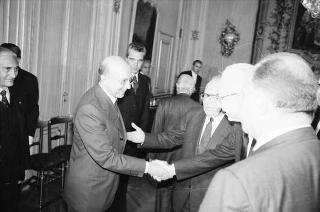 Il Presidente della Repubblica Francesco Cossiga incontra Mariano Rumor, presidente del Comitato Atlantico, con i componenti del Consiglio direttivo del Comitato