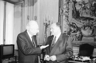 Il Presidente della Repubblica Francesco Cossiga incontra Mariano Rumor, presidente del Comitato Atlantico, con i componenti del Consiglio direttivo del Comitato