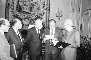 Il Presidente della Repubblica Francesco Cossiga incontra Mariano Rumor, presidente del Comitato Atlantico, con i componenti del Consiglio direttivo del Comitato