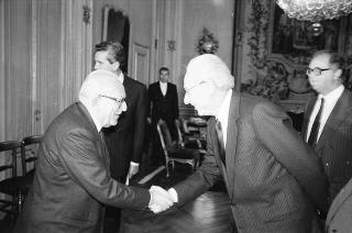 Il Presidente della Repubblica Francesco Cossiga incontra Mariano Rumor, presidente del Comitato Atlantico, con i componenti del Consiglio direttivo del Comitato