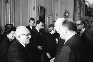 Il Presidente della Repubblica Francesco Cossiga incontra Mariano Rumor, presidente del Comitato Atlantico, con i componenti del Consiglio direttivo del Comitato