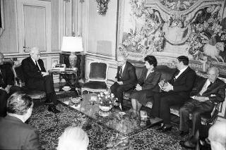 Il Presidente della Repubblica Francesco Cossiga incontra Mariano Rumor, presidente del Comitato Atlantico, con i componenti del Consiglio direttivo del Comitato