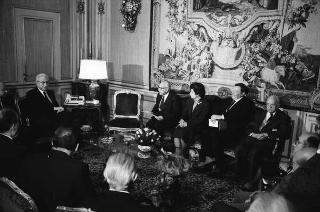 Il Presidente della Repubblica Francesco Cossiga incontra Mariano Rumor, presidente del Comitato Atlantico, con i componenti del Consiglio direttivo del Comitato
