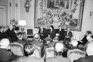 Il Presidente della Repubblica Francesco Cossiga incontra Mariano Rumor, presidente del Comitato Atlantico, con i componenti del Consiglio direttivo del Comitato
