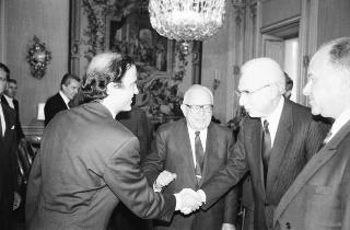 Il Presidente della Repubblica Francesco Cossiga incontra Mariano Rumor, presidente del Comitato Atlantico, con i componenti del Consiglio direttivo del Comitato