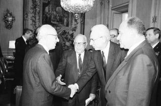 Il Presidente della Repubblica Francesco Cossiga incontra Mariano Rumor, presidente del Comitato Atlantico, con i componenti del Consiglio direttivo del Comitato