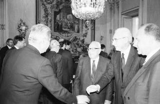 Il Presidente della Repubblica Francesco Cossiga incontra Mariano Rumor, presidente del Comitato Atlantico, con i componenti del Consiglio direttivo del Comitato