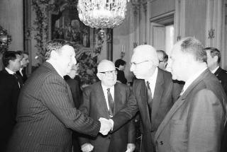 Il Presidente della Repubblica Francesco Cossiga incontra Mariano Rumor, presidente del Comitato Atlantico, con i componenti del Consiglio direttivo del Comitato