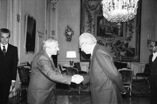 Il Presidente della Repubblica Francesco Cossiga riceve in udienza Vittorio Emiliani, autore del volume "Le mura di Urbino", con l'editore Raffaele Crovi, titolare della Casa editrice Camunia, per presentare l'opera