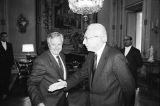 Il Presidente della Repubblica Francesco Cossiga riceve in udienza Vittorio Emiliani, autore del volume "Le mura di Urbino", con l'editore Raffaele Crovi, titolare della Casa editrice Camunia, per presentare l'opera