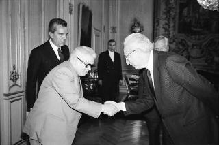 Il Presidente della Repubblica Francesco Cossiga riceve in udienza Vittorio Emiliani, autore del volume "Le mura di Urbino", con l'editore Raffaele Crovi, titolare della Casa editrice Camunia, per presentare l'opera