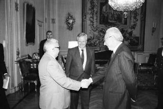 Il Presidente della Repubblica Francesco Cossiga riceve in udienza Vittorio Emiliani, autore del volume "Le mura di Urbino", con l'editore Raffaele Crovi, titolare della Casa editrice Camunia, per presentare l'opera