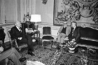 Il Presidente della Repubblica Francesco Cossiga riceve in udienza Vittorio Emiliani, autore del volume "Le mura di Urbino", con l'editore Raffaele Crovi, titolare della Casa editrice Camunia, per presentare l'opera