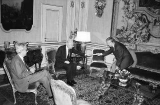 Il Presidente della Repubblica Francesco Cossiga riceve in udienza Vittorio Emiliani, autore del volume "Le mura di Urbino", con l'editore Raffaele Crovi, titolare della Casa editrice Camunia, per presentare l'opera