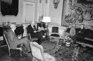 Il Presidente della Repubblica Francesco Cossiga riceve in udienza Vittorio Emiliani, autore del volume "Le mura di Urbino", con l'editore Raffaele Crovi, titolare della Casa editrice Camunia, per presentare l'opera