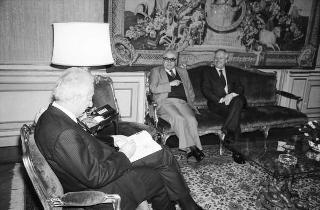 Il Presidente della Repubblica Francesco Cossiga riceve in udienza Vittorio Emiliani, autore del volume "Le mura di Urbino", con l'editore Raffaele Crovi, titolare della Casa editrice Camunia, per presentare l'opera