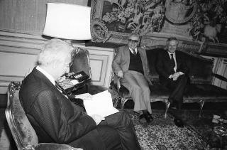 Il Presidente della Repubblica Francesco Cossiga riceve in udienza Vittorio Emiliani, autore del volume "Le mura di Urbino", con l'editore Raffaele Crovi, titolare della Casa editrice Camunia, per presentare l'opera