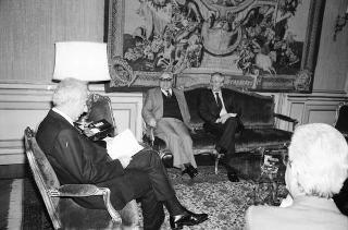 Il Presidente della Repubblica Francesco Cossiga riceve in udienza Vittorio Emiliani, autore del volume "Le mura di Urbino", con l'editore Raffaele Crovi, titolare della Casa editrice Camunia, per presentare l'opera