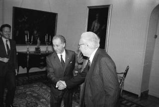 Il Presidente della Repubblica Francesco Cossiga riceve in udienza Massimo Severo Giannini, presidente del Comitato direttivo del Movimento per la riforma elettorale, con i componenti del comitato