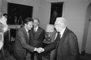 Il Presidente della Repubblica Francesco Cossiga riceve in udienza Massimo Severo Giannini, presidente del Comitato direttivo del Movimento per la riforma elettorale, con i componenti del comitato