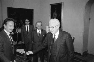 Il Presidente della Repubblica Francesco Cossiga riceve in udienza Massimo Severo Giannini, presidente del Comitato direttivo del Movimento per la riforma elettorale, con i componenti del comitato
