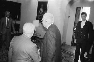 Il Presidente della Repubblica Francesco Cossiga riceve in udienza Massimo Severo Giannini, presidente del Comitato direttivo del Movimento per la riforma elettorale, con i componenti del comitato
