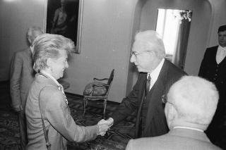 Il Presidente della Repubblica Francesco Cossiga riceve in udienza Massimo Severo Giannini, presidente del Comitato direttivo del Movimento per la riforma elettorale, con i componenti del comitato