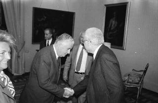 Il Presidente della Repubblica Francesco Cossiga riceve in udienza Massimo Severo Giannini, presidente del Comitato direttivo del Movimento per la riforma elettorale, con i componenti del comitato