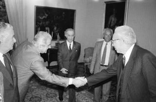 Il Presidente della Repubblica Francesco Cossiga riceve in udienza Massimo Severo Giannini, presidente del Comitato direttivo del Movimento per la riforma elettorale, con i componenti del comitato