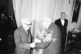 Il Presidente della Repubblica Francesco Cossiga riceve in udienza Carlo Lizzani, presidente dell'Associazione ex alunni del Liceo Ginnasio "Ennio Quirino Visconti", con i componenti del Consiglio direttivo e alcuni esponenti dell'Associazione