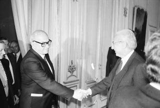 Il Presidente della Repubblica Francesco Cossiga riceve in udienza Carlo Lizzani, presidente dell'Associazione ex alunni del Liceo Ginnasio "Ennio Quirino Visconti", con i componenti del Consiglio direttivo e alcuni esponenti dell'Associazione