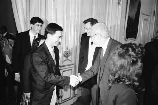 Il Presidente della Repubblica Francesco Cossiga riceve in udienza Carlo Lizzani, presidente dell'Associazione ex alunni del Liceo Ginnasio "Ennio Quirino Visconti", con i componenti del Consiglio direttivo e alcuni esponenti dell'Associazione