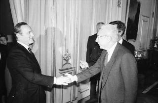 Il Presidente della Repubblica Francesco Cossiga riceve in udienza Carlo Lizzani, presidente dell'Associazione ex alunni del Liceo Ginnasio "Ennio Quirino Visconti", con i componenti del Consiglio direttivo e alcuni esponenti dell'Associazione