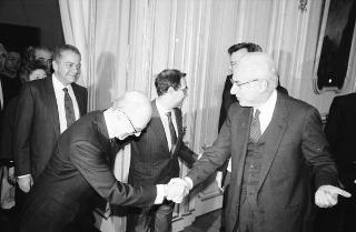 Il Presidente della Repubblica Francesco Cossiga riceve in udienza Carlo Lizzani, presidente dell'Associazione ex alunni del Liceo Ginnasio "Ennio Quirino Visconti", con i componenti del Consiglio direttivo e alcuni esponenti dell'Associazione