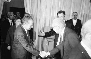 Il Presidente della Repubblica Francesco Cossiga riceve in udienza Carlo Lizzani, presidente dell'Associazione ex alunni del Liceo Ginnasio "Ennio Quirino Visconti", con i componenti del Consiglio direttivo e alcuni esponenti dell'Associazione