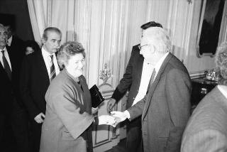 Il Presidente della Repubblica Francesco Cossiga riceve in udienza Carlo Lizzani, presidente dell'Associazione ex alunni del Liceo Ginnasio "Ennio Quirino Visconti", con i componenti del Consiglio direttivo e alcuni esponenti dell'Associazione